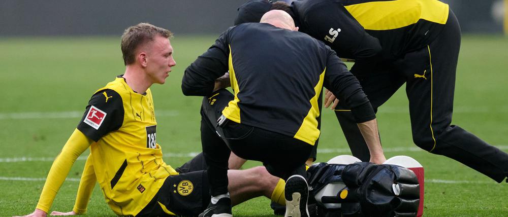 Dortmunds Maximilian Beier verletzte sich im Spiel gegen Borussia Mönchengladbach und musste ausgewechselt werden. 