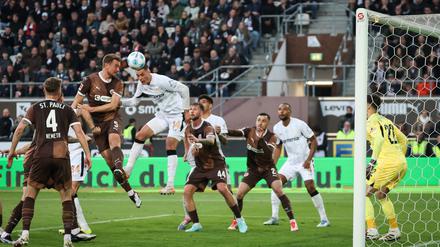 Erzielte mit seinem 18. Saisontor die Führung: Leverkusens Patrik Schick (3.v.l.). 