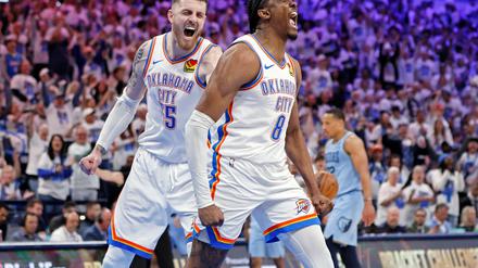 Center Isaiah Hartenstein und Jalen Williams jubeln beim Sieg der Thunder.
