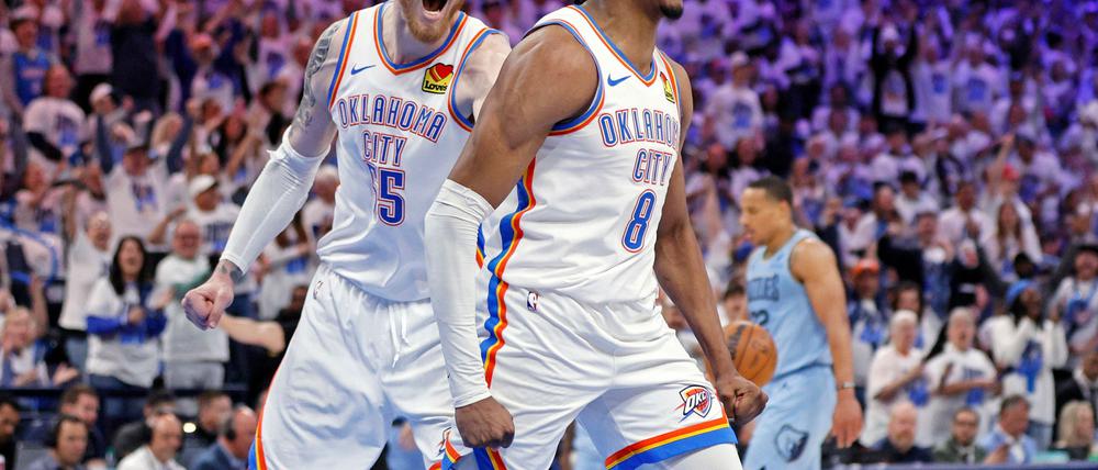Center Isaiah Hartenstein und Jalen Williams jubeln beim Sieg der Thunder.