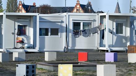 Viele Geflüchtete müssen auf engstem Raum in provisorischen Unterkünften leben (Archivbild).