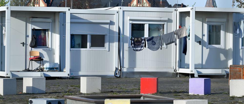 Viele Geflüchtete müssen auf engstem Raum in provisorischen Unterkünften leben (Archivbild).
