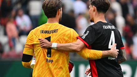 Ohne Gegentor beim Comeback: Frankfurts Kapitän Kevin Trapp (l) mit Abwehrchef Robin Koch nach dem 0:0 in Augsburg.