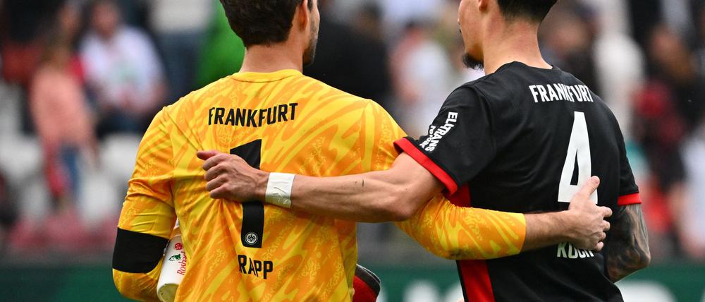 Ohne Gegentor beim Comeback: Frankfurts Kapitän Kevin Trapp (l) mit Abwehrchef Robin Koch nach dem 0:0 in Augsburg.
