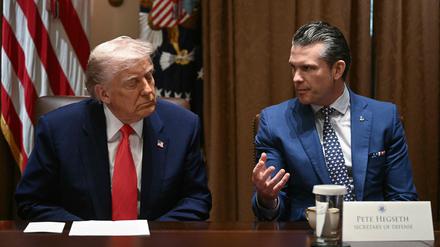 US-Verteidigungsminister Pete Hegseth hat die Rückendeckung von US-Präsident Donald Trump. Doch wie lange noch?