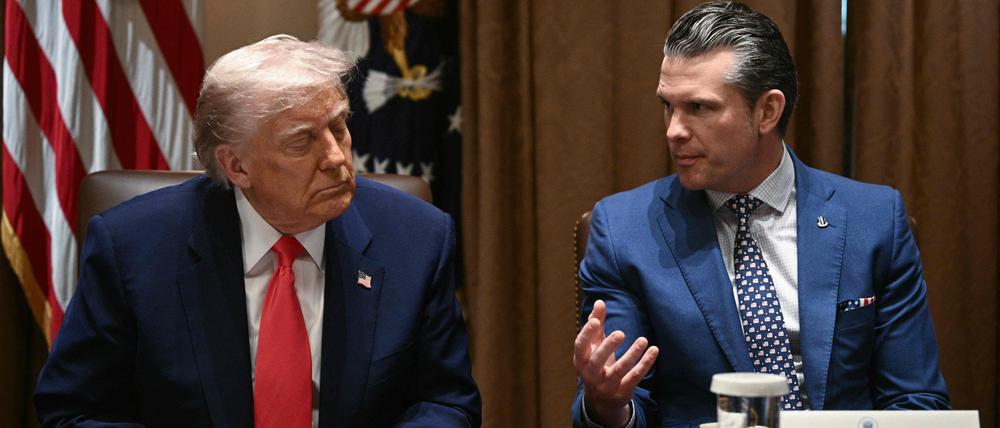 US-Verteidigungsminister Pete Hegseth hat die Rückendeckung von US-Präsident Donald Trump. Doch wie lange noch?