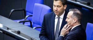 Der SPD-Parteivorsitzende Lars Klingbeil (links) und der parteilose Verkehrsminister Volker Wissing stehen im Bundestag.