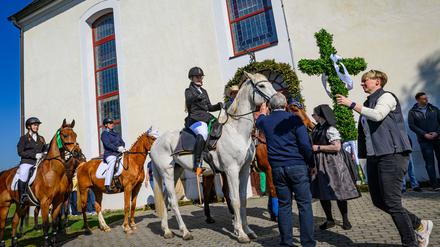 Das Osterreiten ist eine alte sorbische Tradition.