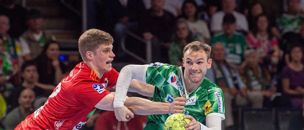 Welthandballer Mathias Gidsel (rechts) war mit neun Treffern bester Füchse-Schütze.