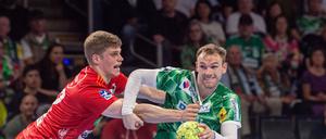 Welthandballer Mathias Gidsel (rechts) war mit neun Treffern bester Füchse-Schütze.