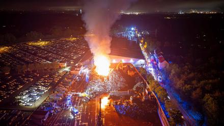 Flammen und Rauch steigen in den nächtlichen Himmel über dem Essener Stadtteil Altenessen.