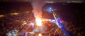 Flammen und Rauch steigen in den nächtlichen Himmel über dem Essener Stadtteil Altenessen.