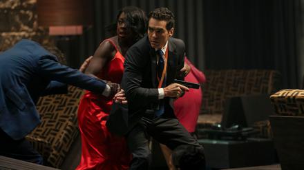 Die Schauspieler Douglas Hodge, Viola Davis und Ramón Rodríguez (von links nach rechts) in einer Filmszene des Action-Thrillers „G20“, der nun bei Prime Video zu sehen ist.