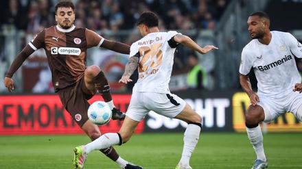 Dass 1:1 beim FC St. Pauli war eines seiner letzten Spiele für Bayer: Jonathan Tah (r) sucht eine neue Herausforderung. 