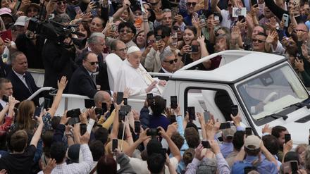 Papst Franziskus fährt in seinem Papamobil an der Menschenmenge auf dem Petersplatz vorbei.