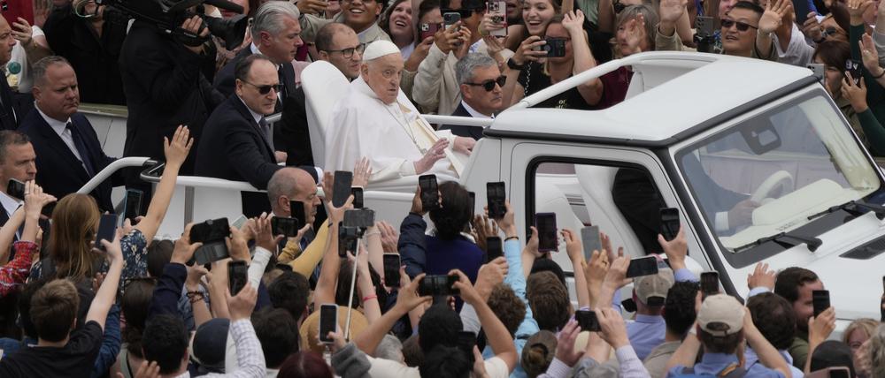 Papst Franziskus fährt in seinem Papamobil an der Menschenmenge auf dem Petersplatz vorbei.