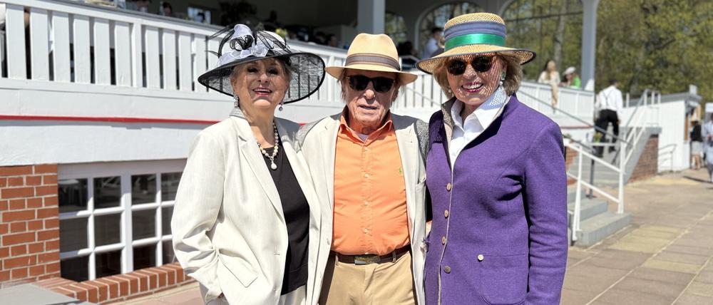 Ein bisschen Hut muss sein: Dagmar Frederic, Claus Theo Gärtner, Tini Gräfin Rothkirch (v.l.).