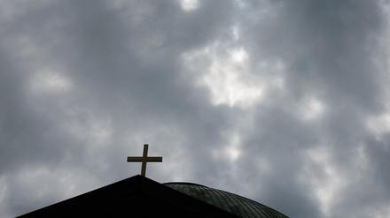 Dichte Wolken verdecken den Himmel über der Sankt Hedwigskathedrale. Heute ist Papst Franziskus gestorben.
