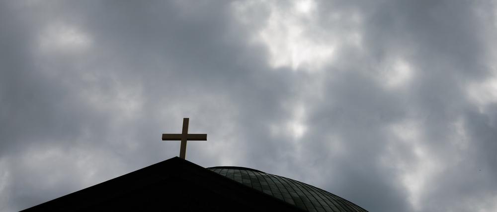 Dichte Wolken verdecken den Himmel über der Sankt Hedwigskathedrale. Heute ist Papst Franziskus gestorben.