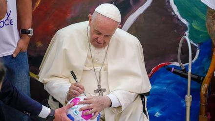 Hatte auch ein Herz für den Fußball: der am Ostermontag gestorbene Papst Franziskus.