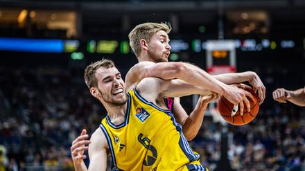 Malte Delow (links) befindet sich mit Alba mitten im Kampf um die Play-offs.