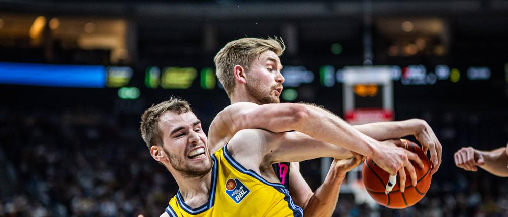 Malte Delow (links) befindet sich mit Alba mitten im Kampf um die Play-offs.