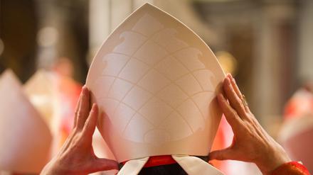 Ein Kardinal setzt seine Mitra am 12.03.2013 im Petersdom im Vatikan bei der Wahl-Messe «Pro Eligendo Romano Pontifice» auf.