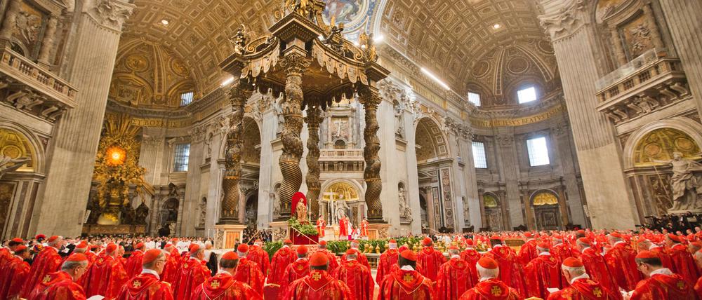 Kardinäle verfolgen im Jahr 2013 im Petersdom die Wahl-Messe „Pro Eligendo Romano Pontifice“.