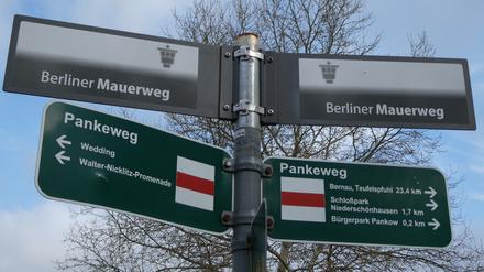 Mauer- und Pankeradwegschilder an der Panke in Pankow, nahe den Bezirksgrenzen zu Mitte (Ortsteil Gesundbrunnen, Altbezirk Wedding) und Reinickendorf).