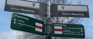 Mauer- und Pankeradwegschilder an der Panke in Pankow, nahe den Bezirksgrenzen zu Mitte (Ortsteil Gesundbrunnen, Altbezirk Wedding) und Reinickendorf).