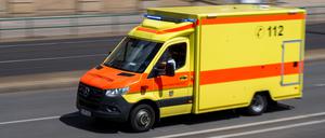 Ein Rettungswagen mit Blaulicht fährt über eine Straße. (Symbolbild)