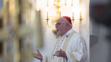 Reinhard Kardinal Marx, Großprior des Ritterordens vom Heiligen Grab zu Jerusalem und Erzbischof von München und Freising, nimmt in der Hofkirche an der Investiturfeier teil, um neue Mitglieder aufzunehmen. 