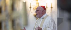 Reinhard Kardinal Marx, Großprior des Ritterordens vom Heiligen Grab zu Jerusalem und Erzbischof von München und Freising, nimmt in der Hofkirche an der Investiturfeier teil, um neue Mitglieder aufzunehmen. 