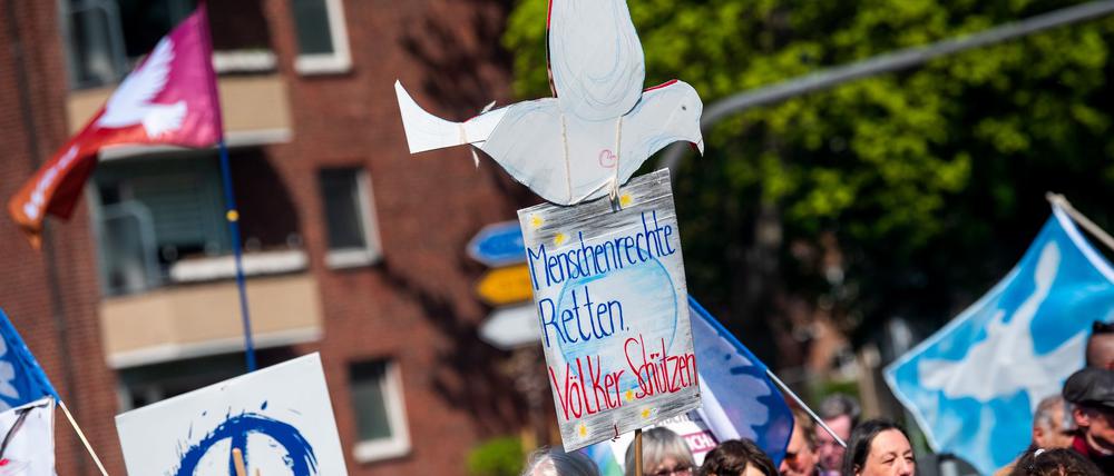 Die Teilnehmer der Ostermärsche - hier in Hamburg - wünschen sich weltweiten Frieden. Die Realität sieht anders aus.