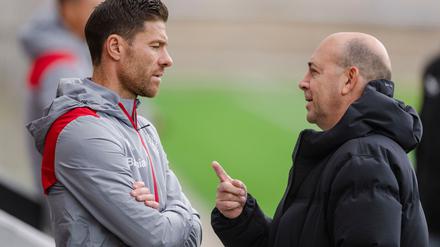Fernando Carro, Vorsitzender der Geschäftsführung, fordert von Leverkusens Trainer Xabi Alonso (l) eine Entscheidung. 