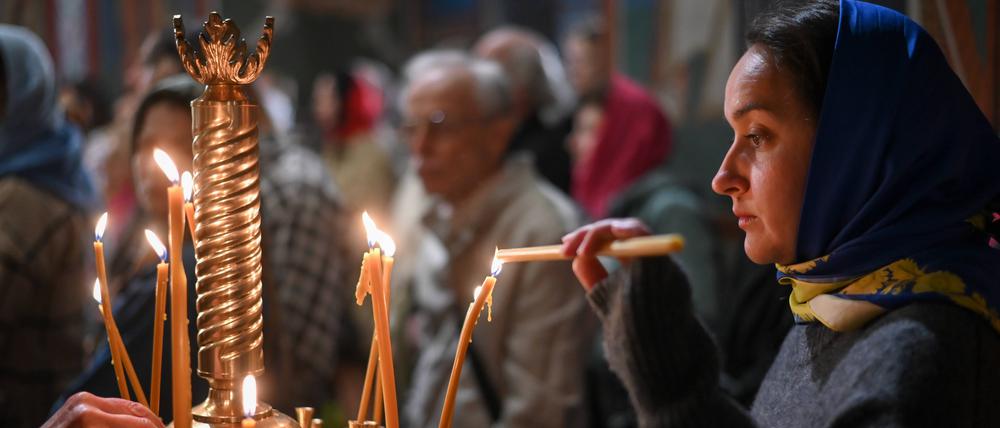 Eine ukrainische Kirchgängerin an Ostern.