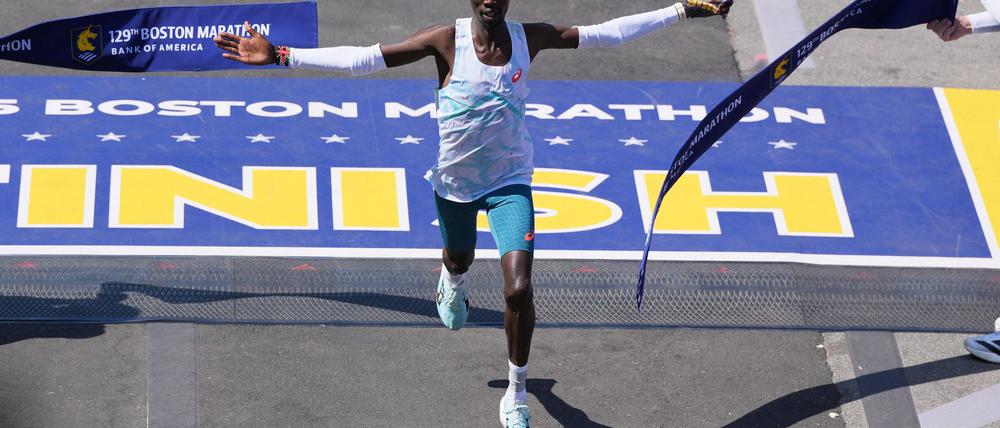 Der Kenianer siegte im Alleingang beim 129. Boston-Marathon.