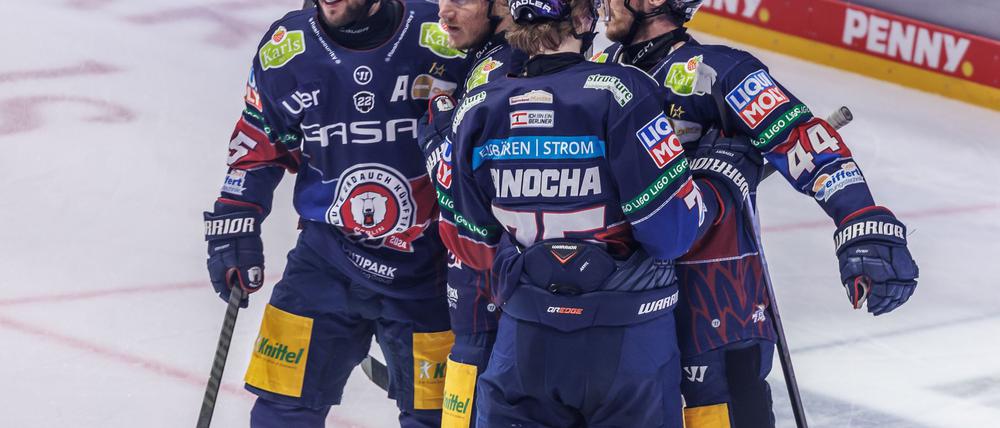 Nationalspieler Leonhard Pföderl (2. v.l.) gelang beim Sieg der Eisbären Berlin im dritten DEL-Finale gegen die Kölner Haie ein Hattrick. 