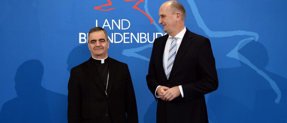 Brandenburgs Ministerpräsident Dietmar Woidke (rechts), hier mit Erzbischof Nikola Eterovic,  würdigt das Wirken von Papst Franziskus (Archivbild).