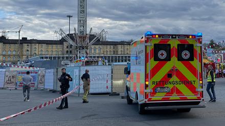 Rettungskräfte sind auf dem Volksfestplatz in Bayreuth im Einsatz.