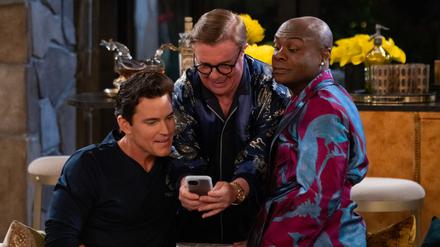 Matt Bomer, Nathan Lane und Nathan Lee Graham in einer Szene aus „Mid-Century Modern“. Seit Karfreitag ist die Sitcom mit zehn Episoden (jeweils um die 20 bis 25 Minuten Länge) beim Streamingdienst Disney+ abrufbar.