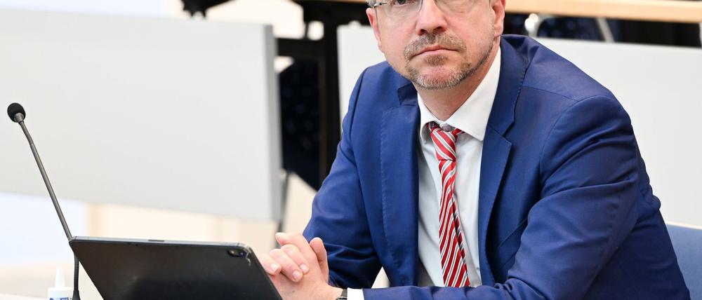 Er muss um sein Amt zittern - bei einem Bürgerentscheid entscheiden die Einwohner Potsdams über eine Abwahl von Oberbürgermeister Mike Schubert (SPD). (Archivbild)