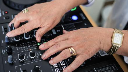 Diese Hände sind 73 Jahre alt: In einem Kurs in Köln lernen Seniorinnen, wie man DJ wird.
