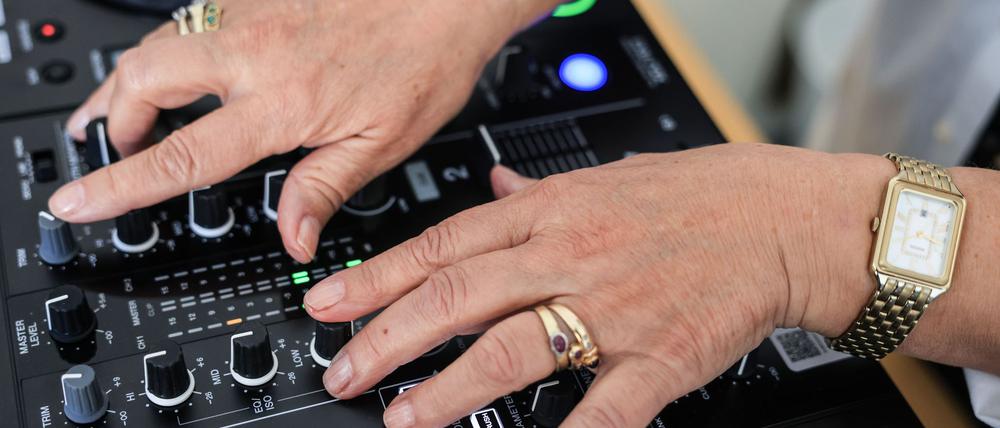 Diese Hände sind 73 Jahre alt: In einem Kurs in Köln lernen Seniorinnen, wie man DJ wird.
