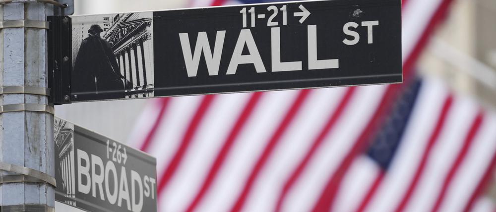 Wall-Street-Schilder sind vor der New Yorker Börse in New York zu sehen. 