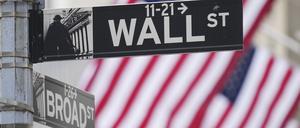 Wall-Street-Schilder sind vor der New Yorker Börse in New York zu sehen. 
