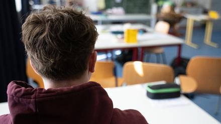 Ein Schüler sitzt an einem Tisch im Klassenzimmer einer Schule. (Symbolbild)