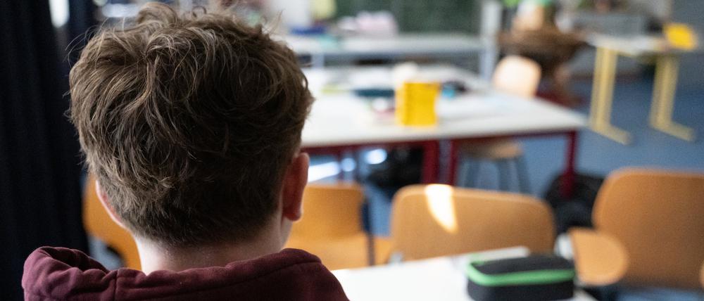 Ein Schüler sitzt an einem Tisch im Klassenzimmer einer Schule. (Symbolbild)