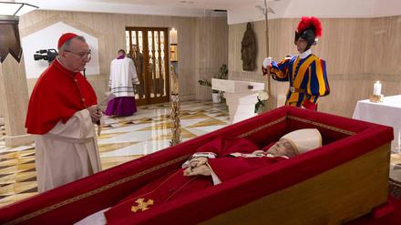 Papst Franziskus im offenen Sarg