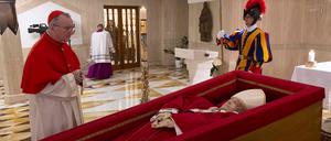 Papst Franziskus im offenen Sarg